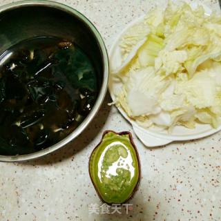 木耳炒白菜的做法步骤：1