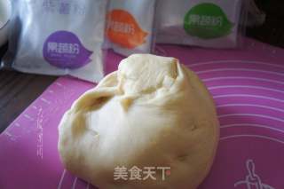 彩色圣诞花环面包的做法步骤：2