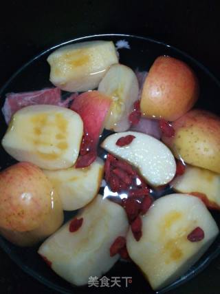 苹果枸杞龙骨汤的做法步骤：2