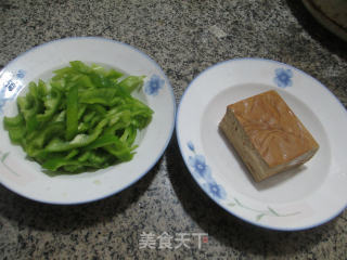 尖椒炒香糕的做法步骤：1