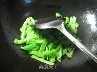 尖椒炒香糕的做法步骤：3