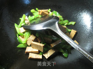 尖椒炒香糕的做法步骤：7