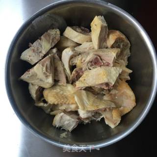 香菇焖鸡肉的做法步骤：1