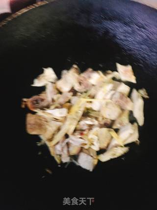 香菇焖鸡肉的做法步骤：2