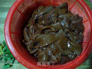 洋葱炒猪肝的做法步骤：2