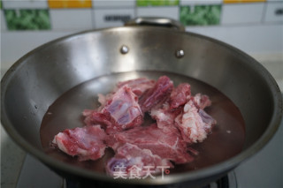 萝卜红枣猪骨汤的做法步骤：2