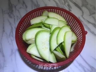 西葫芦炒蛋的做法步骤：2