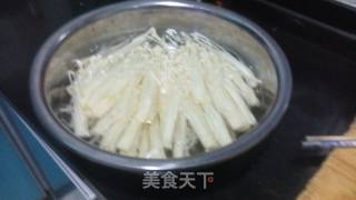 醋溜金针菇的做法步骤：1