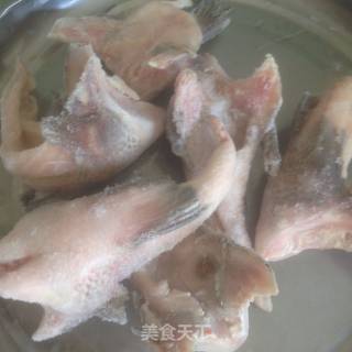 鲜汁鱼下巴的做法步骤：1