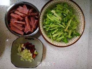 芹菜炒火腿的做法步骤：1
