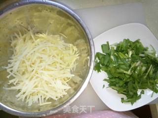 韭菜土豆丝的做法步骤：2