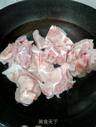 排骨炖豆角的做法步骤：1