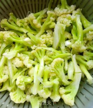 麻辣凉拌菜花（含快速泡发木耳小窍门）的做法步骤：1