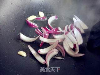 洋葱蒜苔炒鸡心的做法步骤：3