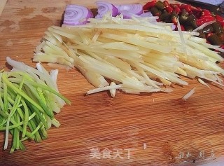 姜丝耗儿鱼的做法步骤：3