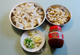 鱼饼煮豆腐的做法步骤：1
