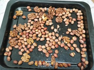 花生核桃牛轧糖的做法步骤：1