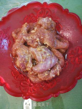 瘦肉炒圆椒的做法步骤：1