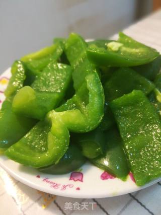 瘦肉炒圆椒的做法步骤：2