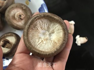 香菇蒸鹌鹑蛋的做法步骤：2