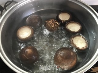 香菇蒸鹌鹑蛋的做法步骤：4