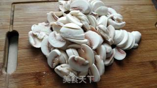 白蘑菇炒鸡蛋的做法步骤：2