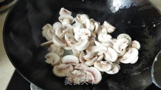 白蘑菇炒鸡蛋的做法步骤：4