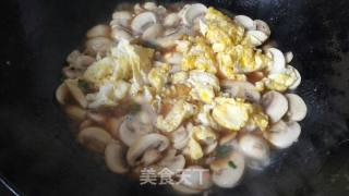 白蘑菇炒鸡蛋的做法步骤：5