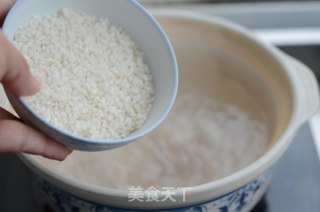 莲子百合草莓粥的做法步骤：1