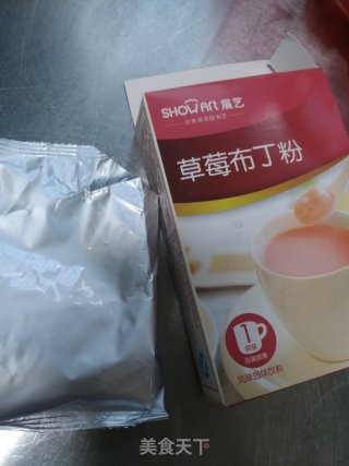草莓布丁的做法步骤：1