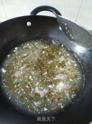 酸菜骨汤米线的做法步骤：2
