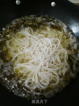 酸菜骨汤米线的做法步骤：3