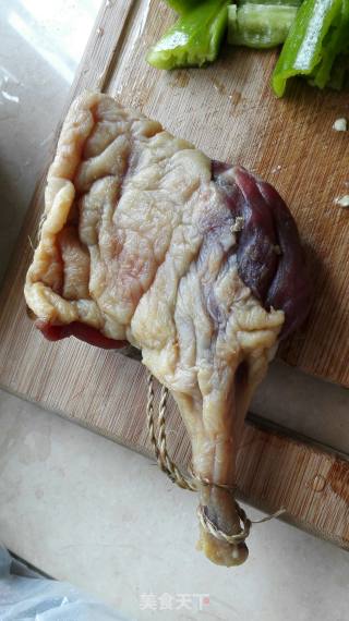 青椒腊鸭腿的做法步骤：2