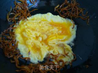 小银鱼木耳炒鸡蛋的做法步骤：3