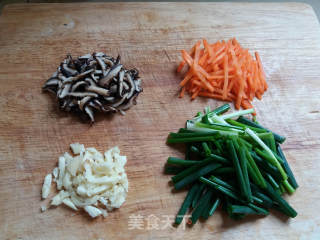 香菇鸡蛋肉丝炒面的做法步骤：4