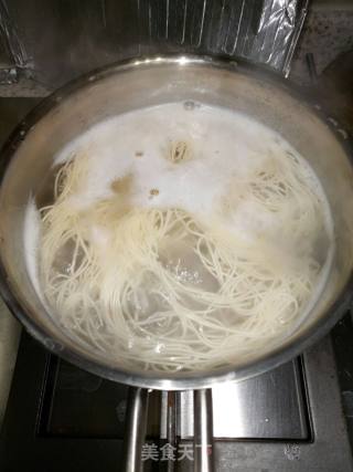 挂面玉米粥的做法步骤：1