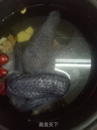 天麻炖乌鸡汤的做法步骤：2