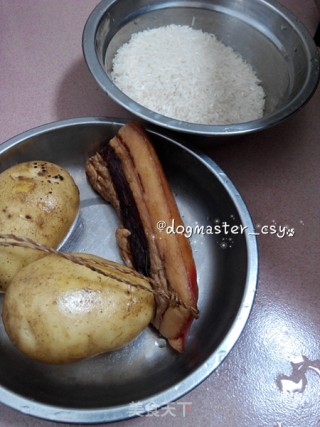 腊肉土豆焖饭的做法步骤：1