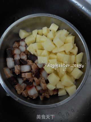 腊肉土豆焖饭的做法步骤：2