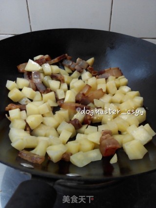 腊肉土豆焖饭的做法步骤：3