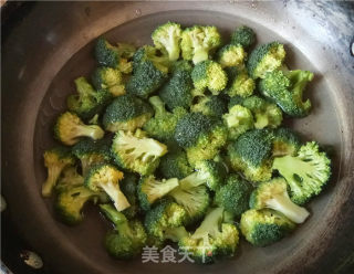 西兰花炒培根的做法步骤：4