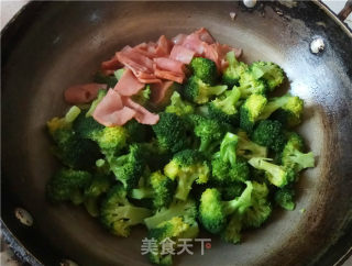 西兰花炒培根的做法步骤：7