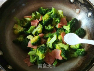 西兰花炒培根的做法步骤：9