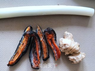 葱爆红极海参的做法步骤：1