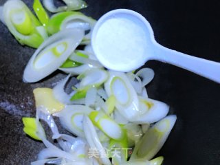 葱爆红极海参的做法步骤：6