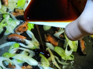 葱爆红极海参的做法步骤：8