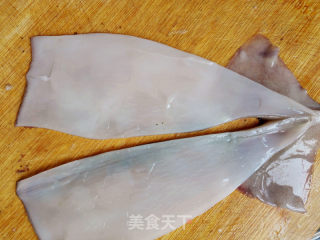 西兰花炒鱿鱼的做法步骤：2