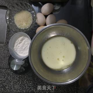 #烤箱美食#戚风杯子蛋糕的做法步骤：1