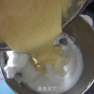 #烤箱美食#戚风杯子蛋糕的做法步骤：3