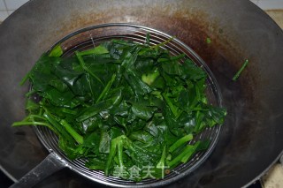 焦蒜皮蛋浸菠菜的做法步骤：4